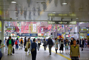 夕方に外出する旦那が誰と会っているのか知りたい