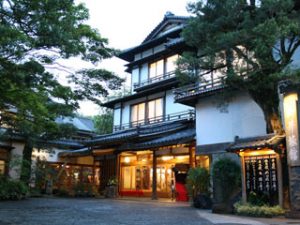 夫は同窓会で再会した同級生と浮気をしているか？