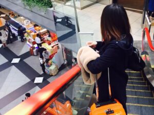 夫が誰と旅行に行くのか相手を撮影して欲しい